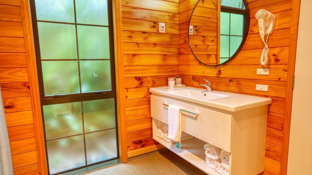 Holiday home Paparoa Hideaway With Hot Tub Barrytown
