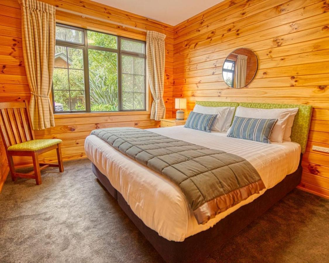Holiday home Paparoa Hideaway With Hot Tub Barrytown